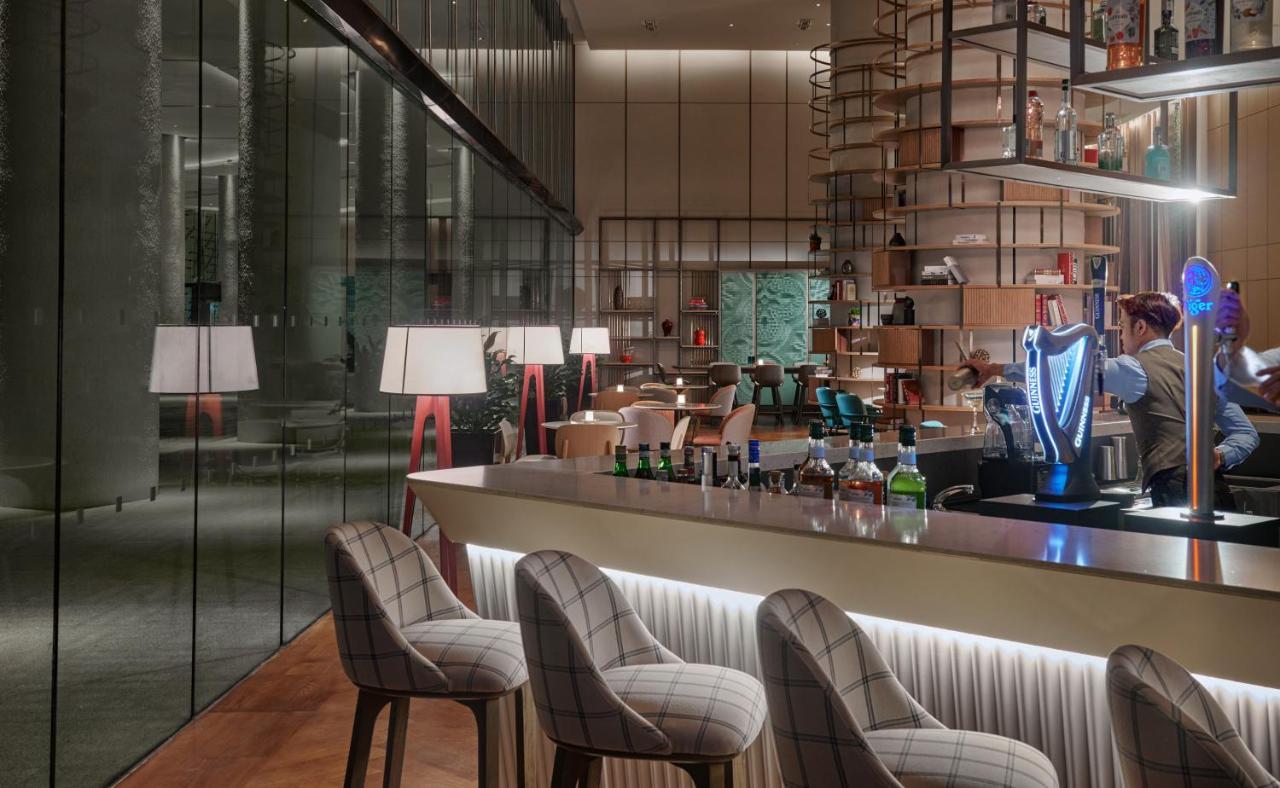 Hotel Amari Spice Penang Bayan Lepas Exteriér fotografie The bar at the hotel