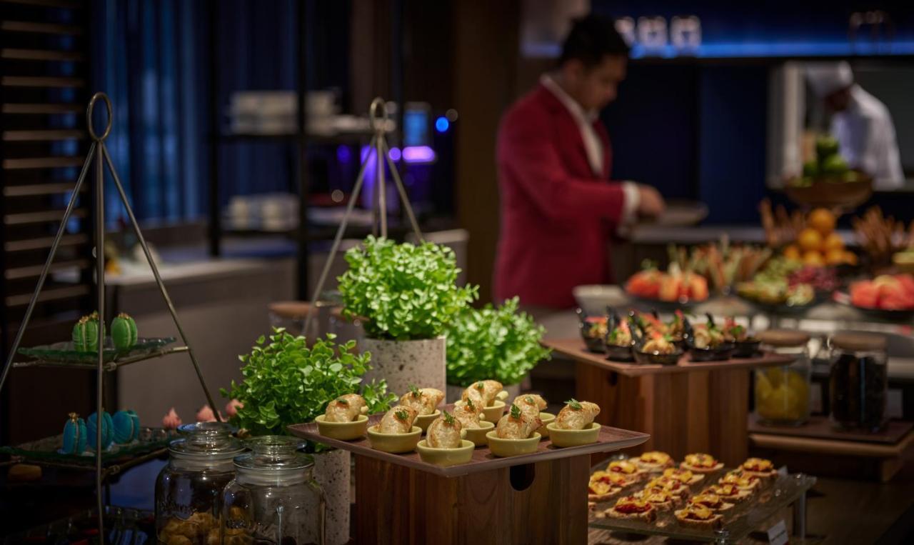 Hotel Amari Spice Penang Bayan Lepas Exteriér fotografie A buffet at a hotel